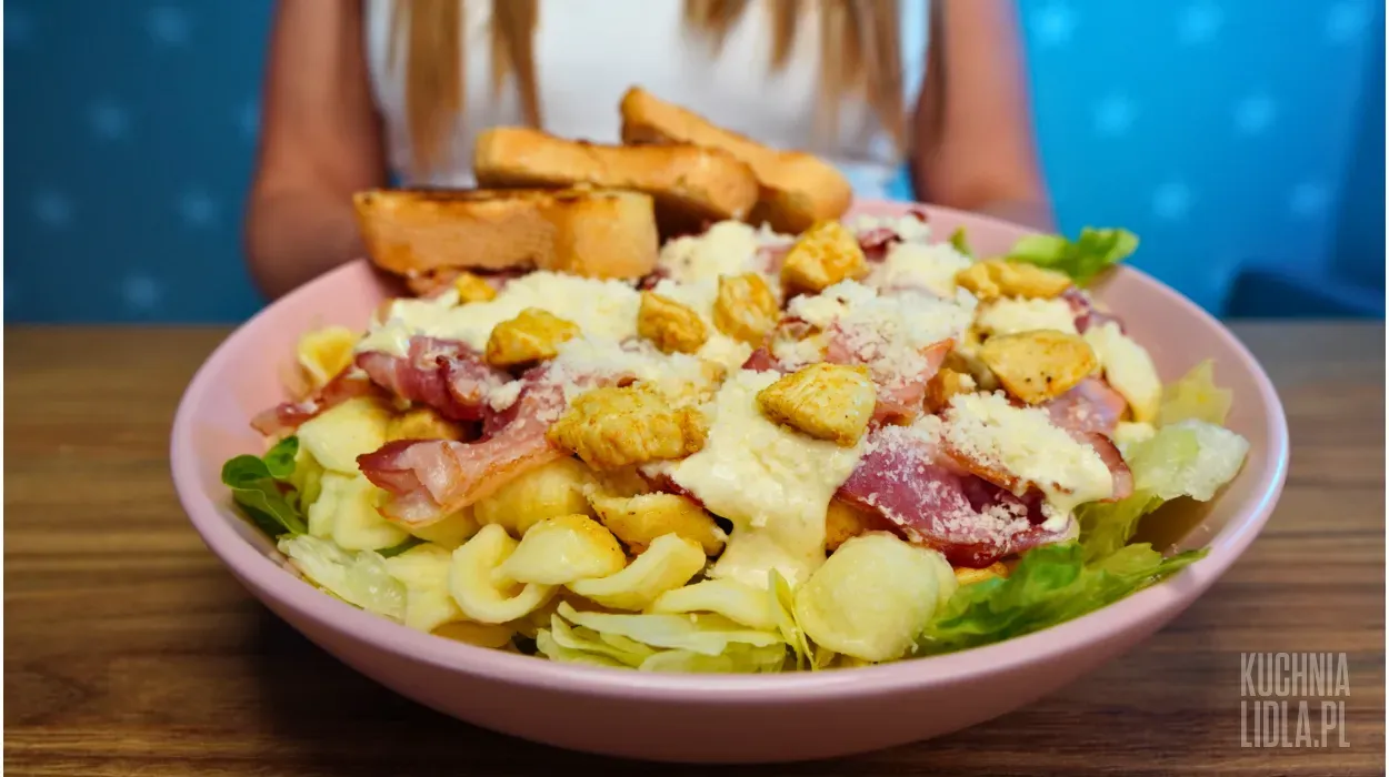 Makaronowa sałatka à la Cezar Makaronowa sałatka à la Cezar